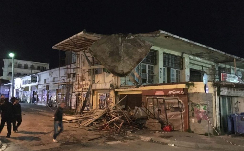 Κατέρρευσε τμήμα της δημοτικής αγοράς- Αιωρούνταν πάνω από τους περαστικούς