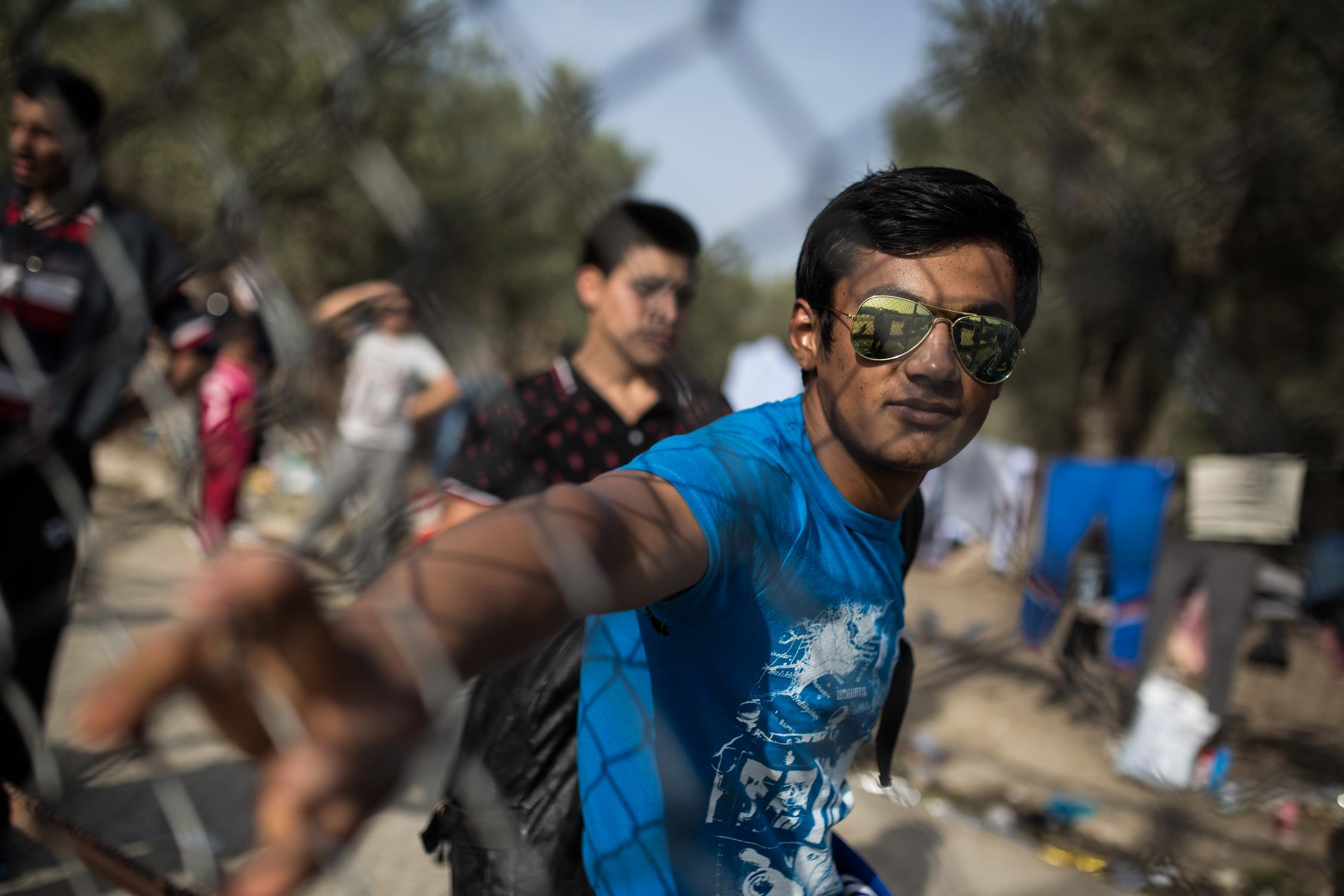 Τα “έσπασαν” μετανάστες στη Μόρια – Δεν τους δίνουν άσυλο