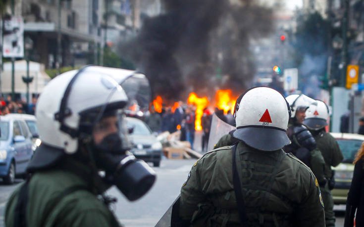 Οπαδοί του Ολυμπιακού συγκρούστηκαν με την Αστυνομία (pics-vid)