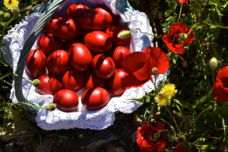 Γιατί βάφουμε κόκκινα αυγά σήμερα
