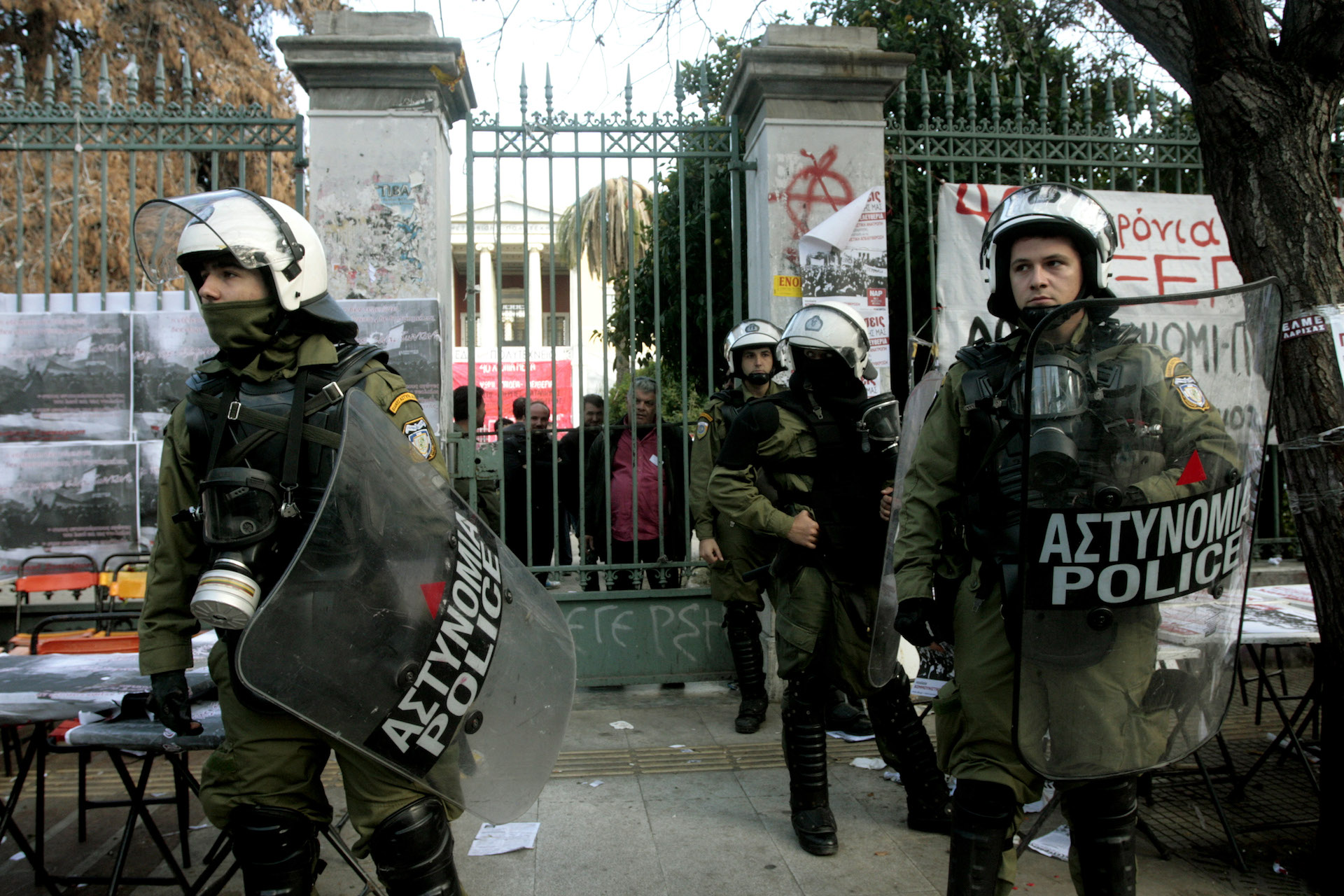 Πετροπόλεμος και μολότοφ έξω από το Πολυτεχνείο (vid)