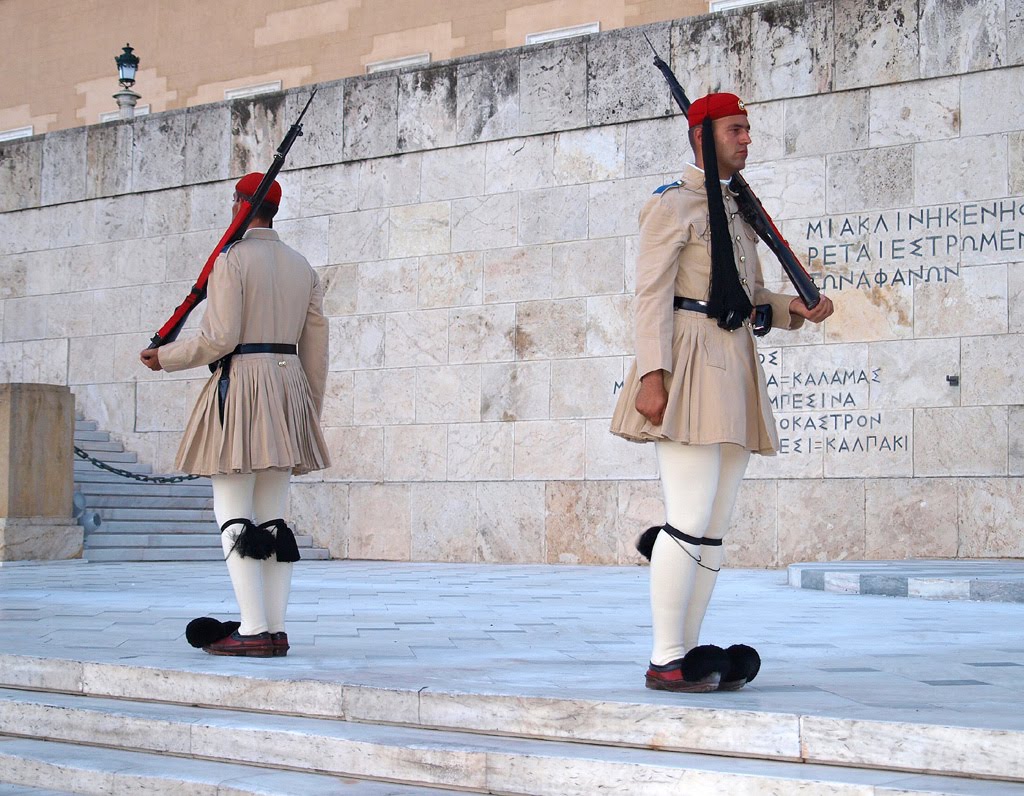 Κλούβες των ΜΑΤ εμπόδισαν τους Εύζωνες (Pics)