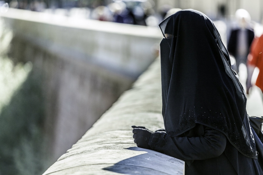 Δανία: «Έπεσε» το πρώτο πρόστιμο – Φορούσε μπούργκα δημοσίως