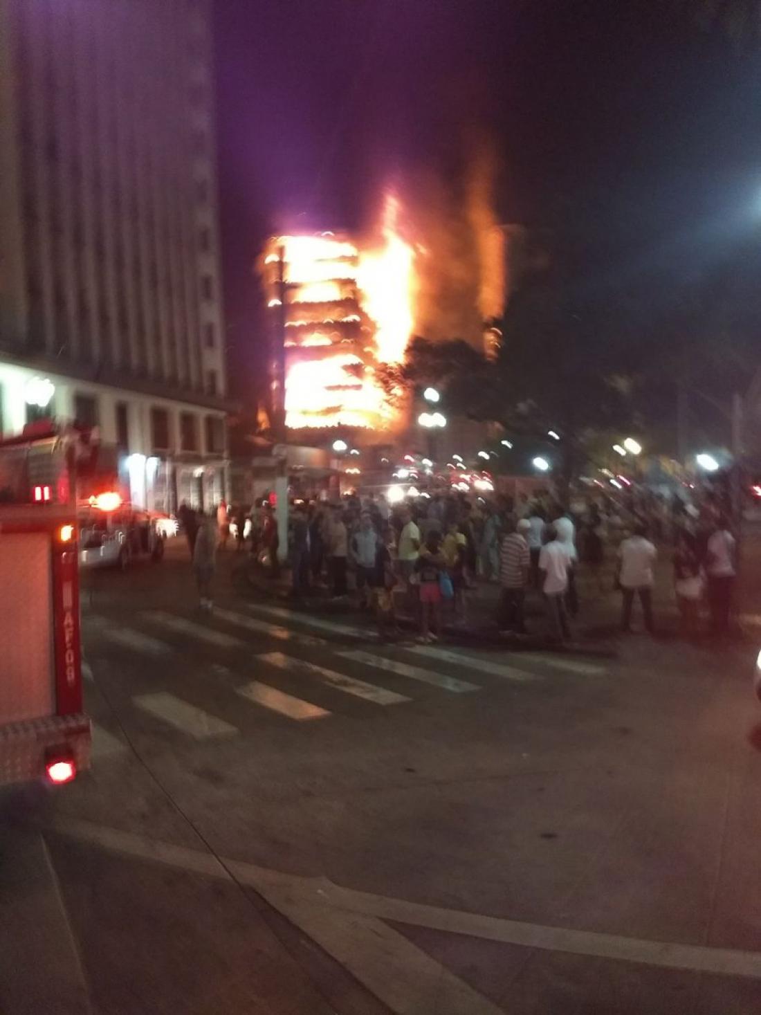 Φλεγόμενος ουρανοξύστης καταρρέει (pics+vid)