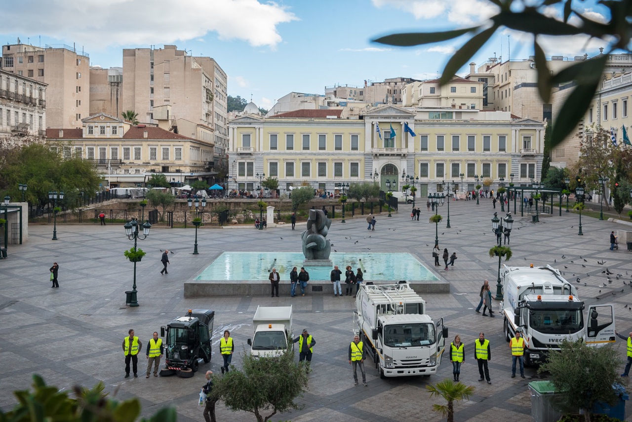 Στρώνουν γρασίδι στην πλατεία Κοτζιά