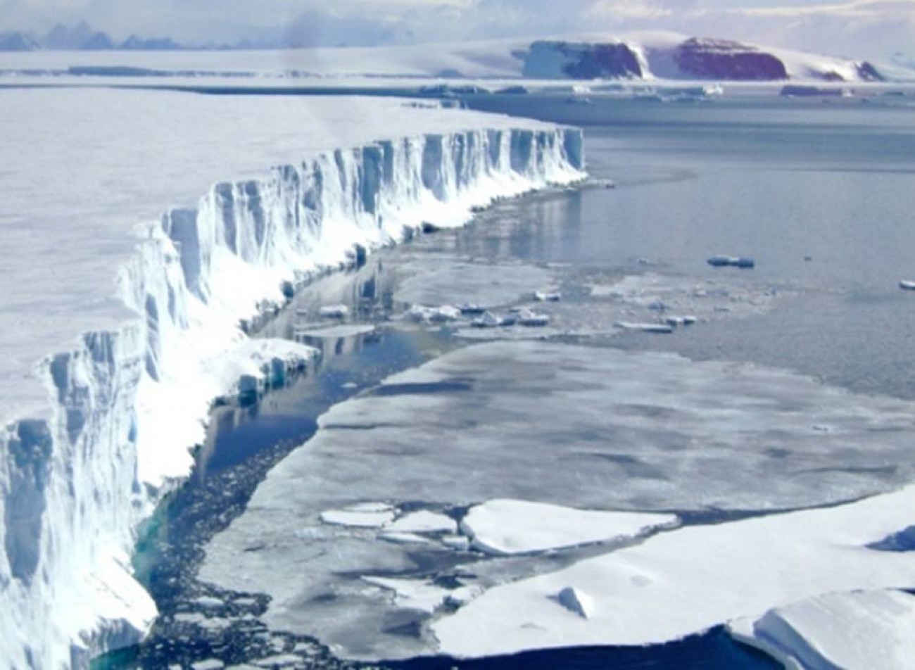 Γιγάντιο παγόβουνο αποκολλήθηκε από την Ανταρκτική (vid)