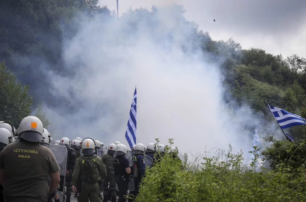 Πρέσπες: Πέτρες και χημικά – Διαδηλωτές εναντίον ΜΑΤ (pics+vid)