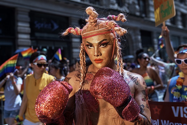 Άγριο ξύλο στο Pride Festival με… μπικίνι! (vid)