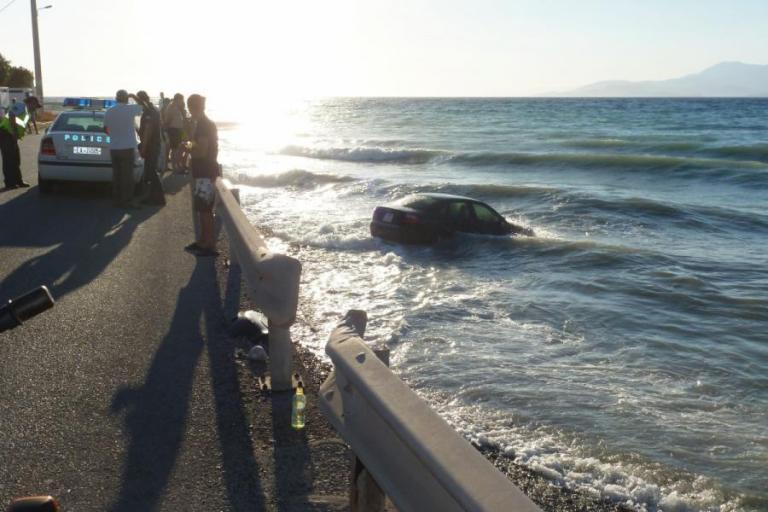 «Βούτηξε» στη θάλασσα με το αυτοκίνητο της