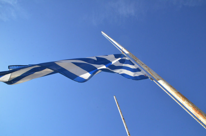 Μεσίστιες κυματίζουν οι σημαίες για τη συμφωνία με την ΠΓΔΜ