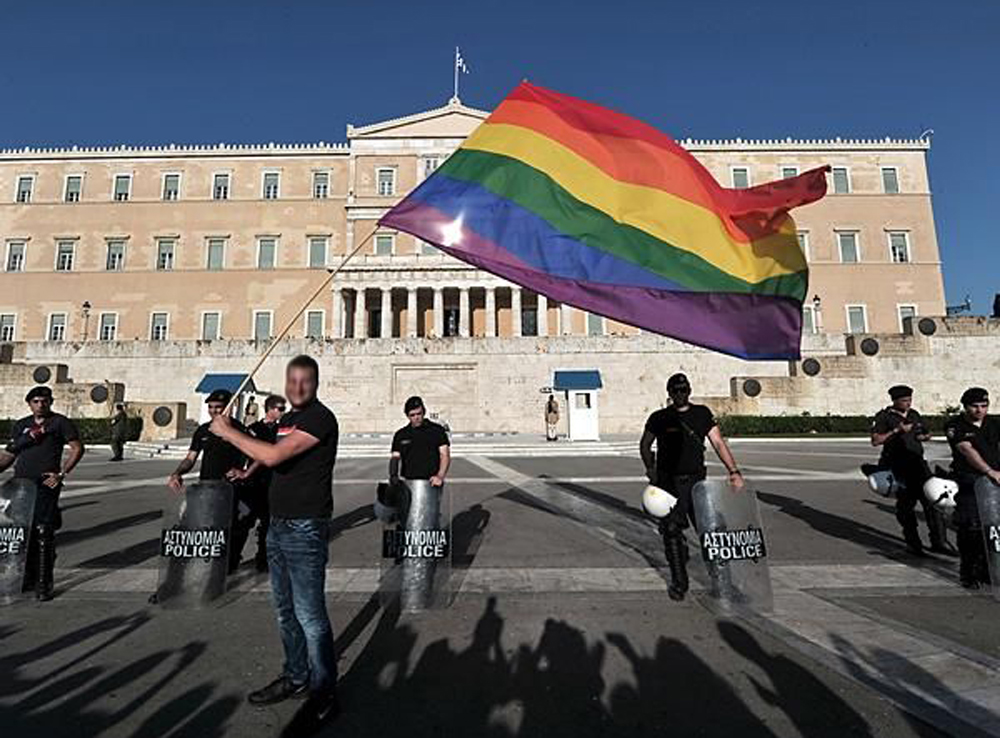 Η Βουλή θα «ντυθεί» στα χρώματα του Gay Pride (vid)