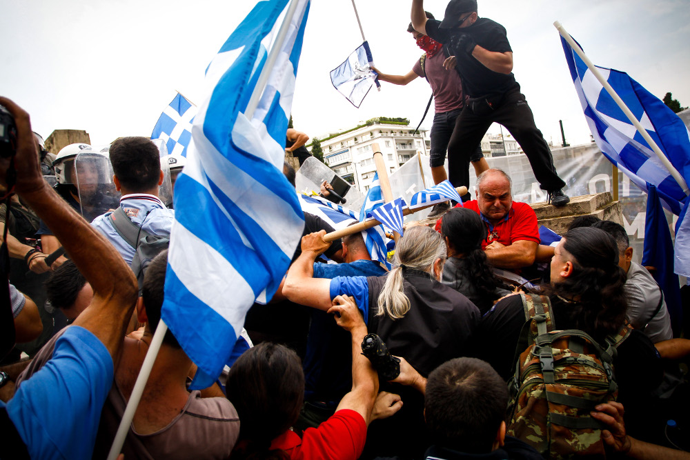 Νέα ένταση στο συλλαλητήριο –  Κροτίδες λάμψης, χημικά και ξύλο (pics)