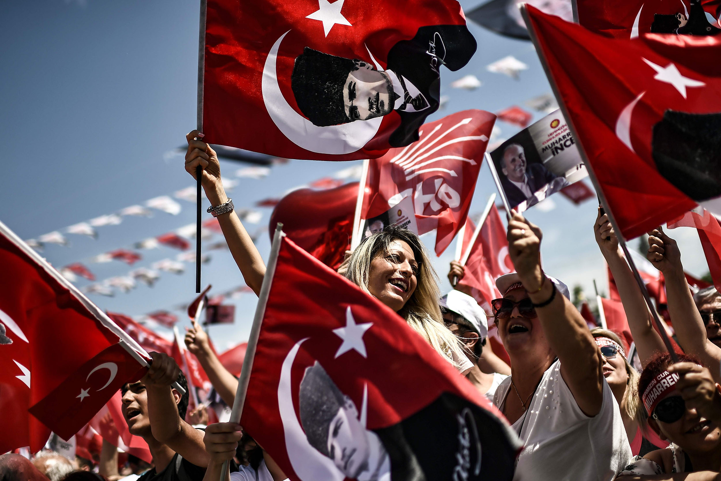 Φόβος ή λατρεία; Όλα, στα πόδια του Ρετζέπ Ταγίπ Ερντογάν (pics-vid)