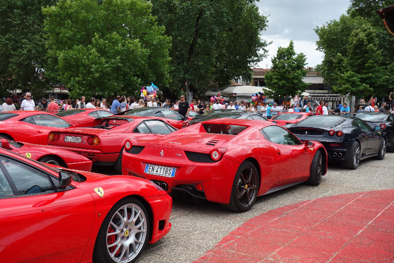 Δεν έχετε ξαναδεί ποτέ τόσες Ferrari (vid)