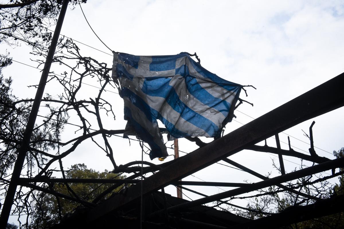 Λουλούδια έξω από την ελληνική πρεσβεία στην Μόσχα