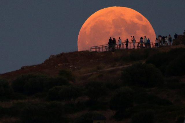 Κόσμος θαυμάζει τη σελήνη που ανατέλει στον ουρανό της Αττικής, πάνω από τον αρχαιολογικό χώρο του ναού του Ποσειδώνα στο Σούνιο, ενώ ταυτόχρονα γίνεται μερική εκλειψη της, Δευτέρα 7 Αυγούστου 2017. ΑΠΕ-ΜΠΕ/ΑΠΕ-ΜΠΕ/ΟΡΕΣΤΗΣ ΠΑΝΑΓΙΩΤΟΥ