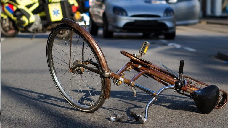 Οδηγός ΙΧ χτύπησε ποδηλάτη και τον άφησε να πεθάνει στον δρόμο