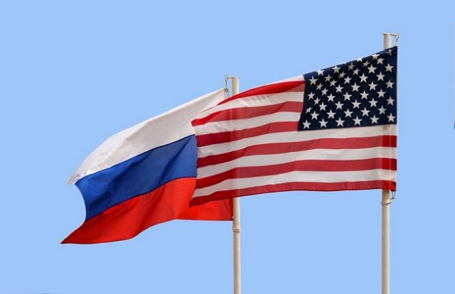 Οι σημαίες των ΗΠΑ και της Ρωσίας