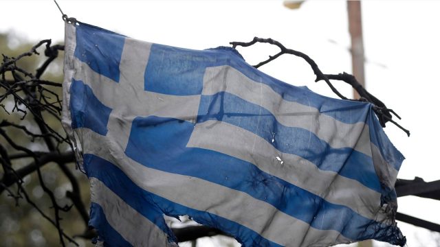 Καμμενη ελληνικη σημαια