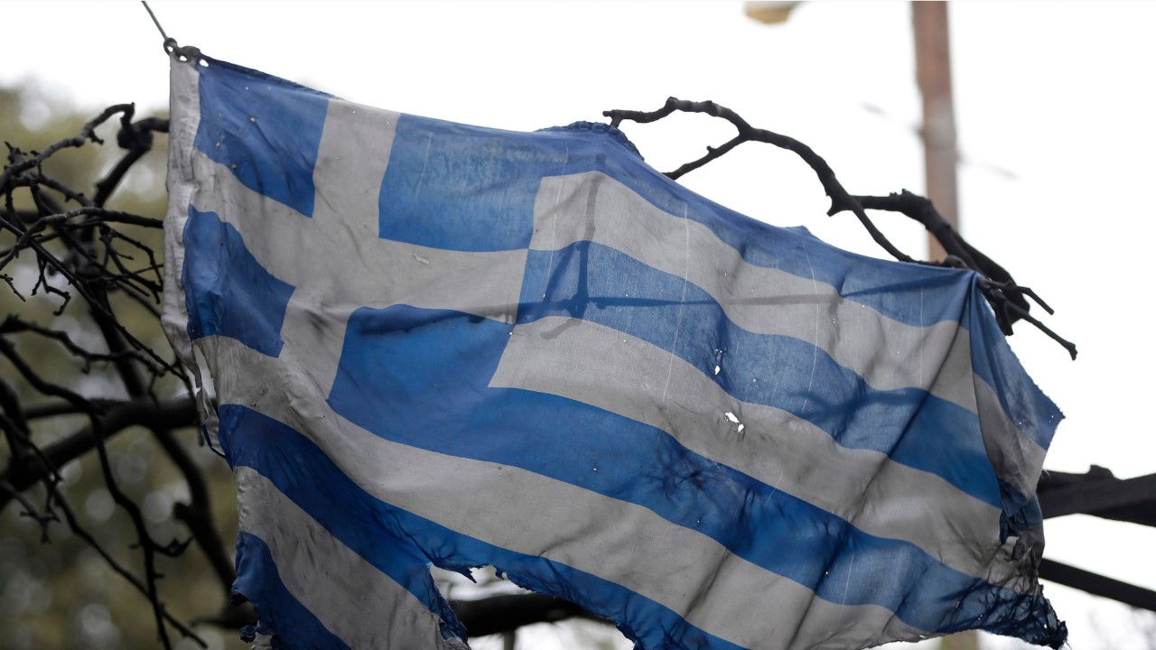 Οι Έλληνες “στέγνωσαν” αλλά σώθηκαν οι τράπεζες – Τώρα η χώρα πρέπει να πετύχει το ακατόρθωτο