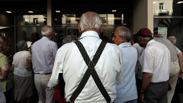 Ηλικιωμένοι άνδρες περιμένουν για την σύνταξη τους