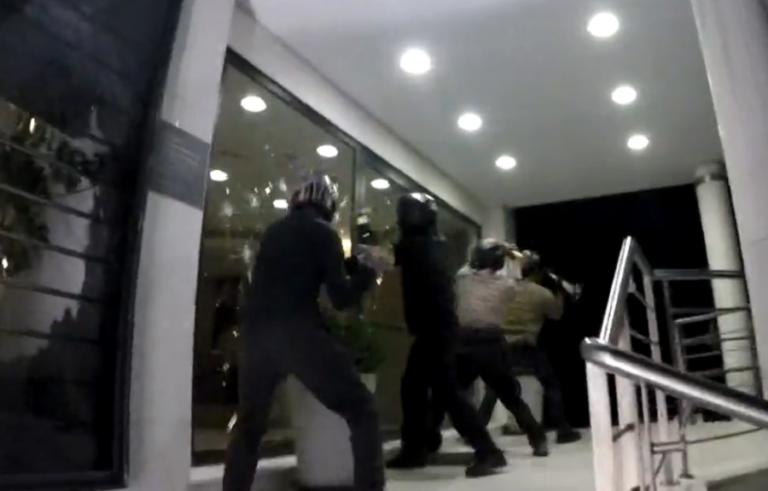 Ρουβίκωνας: Επίθεση στα γραφεία του ομίλου Μυτιληναίος (vid)