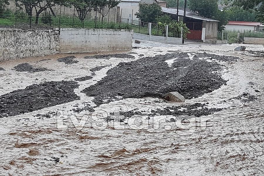 Εκτός ορίου συναγερμού ο Σπερχειός – Κόβουν την κυκλοφορία (vid)