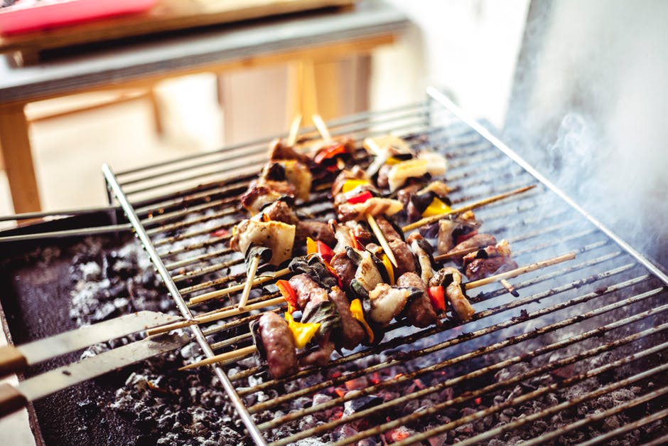 Τι κινδύνους εγκυμονεί το μαγείρεμα στα κάρβουνα για την υγεία μας