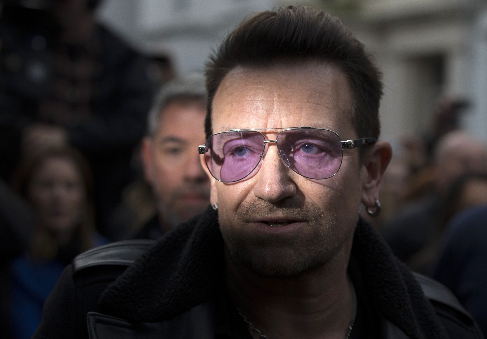 Ο λόγος που ο Bono χαιρετά ναζιστικά στη συναυλία των U2 (vid)