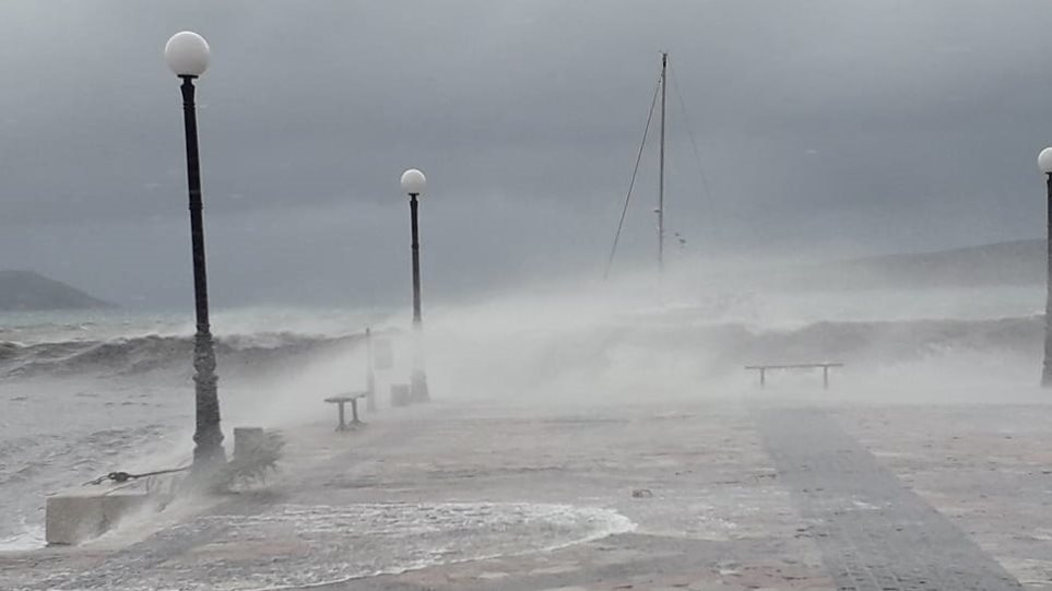 Απίστευτες εικόνες: Τεράστια κύματα «σφυροκοπούν» την παραλία της Καλαμάτας (pics-vids)