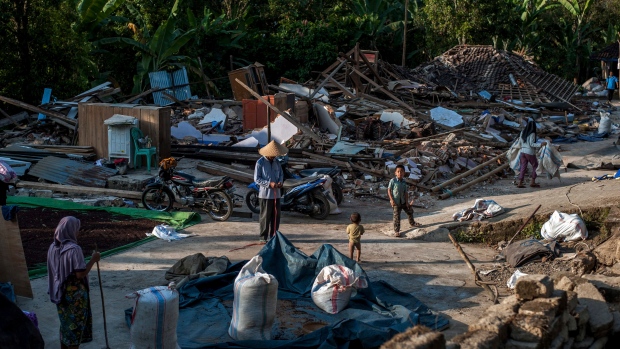 Τραγωδία στην Ινδονησία – Δεκάδες πτώματα στην ακτή από τον σεισμό και το τσουνάμι (pics-vid)