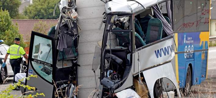 Λεωφορείο κόπηκε στα 2 στην Ισπανία – Νεκροί και τραυματίες