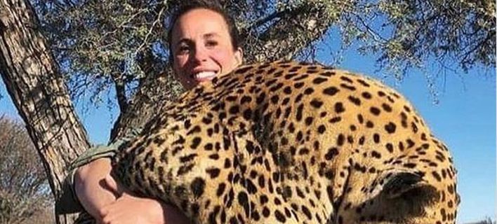 Παγκόσμια κατακραυγή για την κυνηγό που πόζαρε με νεκρή λεοπάρδαλη