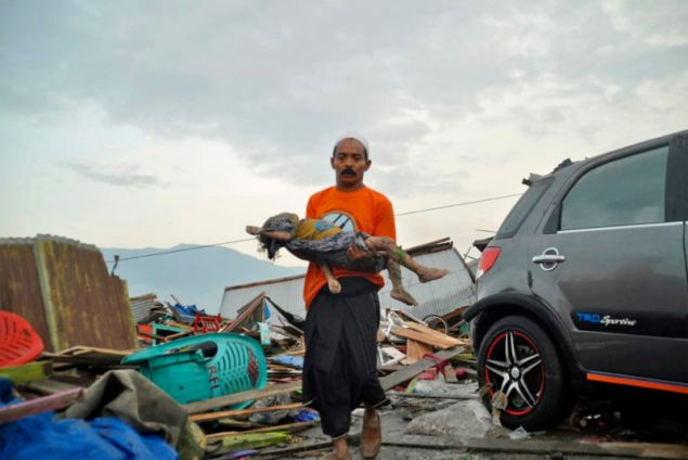«Σπαρμένη» με πτώματα η ακτή του Παλού – Τραγικές εικόνες στην Ινδονησία