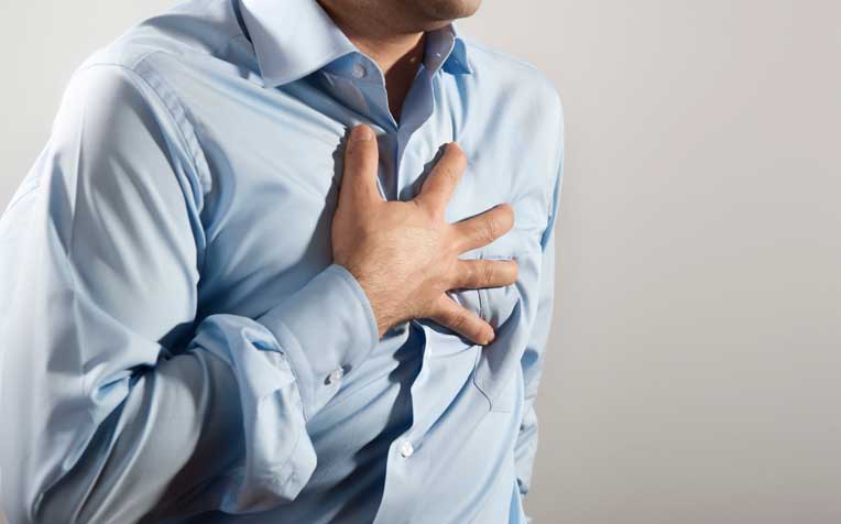 Πόνος στο στήθος «από αυξημένο άγχος»: Τι πρέπει να ξέρετε