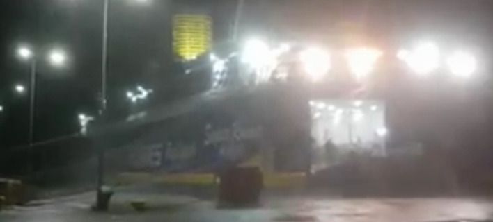 Πλοίο προσπαθεί να κρατηθεί στην προβλήτα – Εντυπωσιακό video