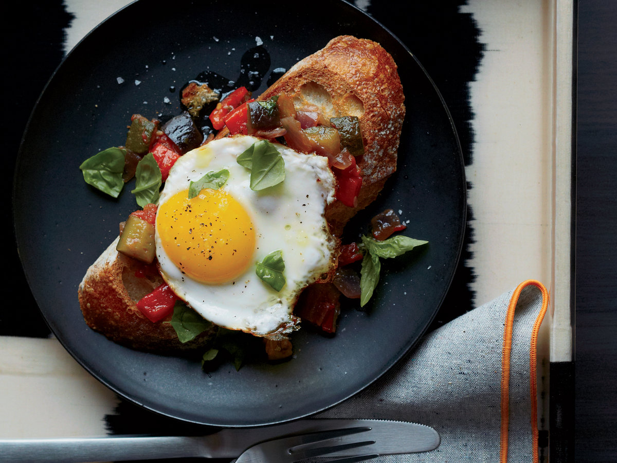 Το κόλπο με το κρεμμύδι – Ένας φανταστικός τρόπος να τηγανίσεις το αυγό