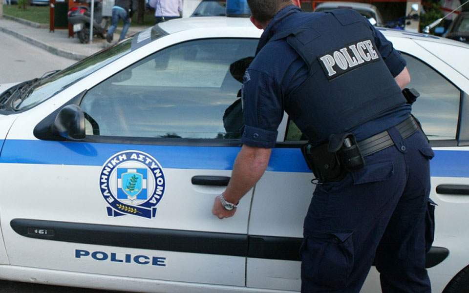 Κουκουλοφόροι επιτέθηκαν σε διερχόμενα αυτοκίνητα τα ξημερώματα