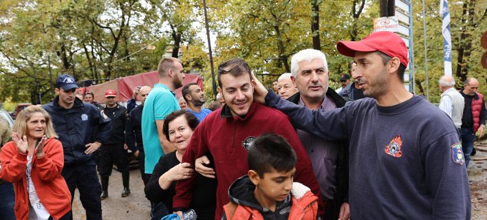 “Η κοπέλα μου ζει;” – Οι πρώτες εικόνες του νεαρού που εντοπίστηκε σώος (pics-vid)