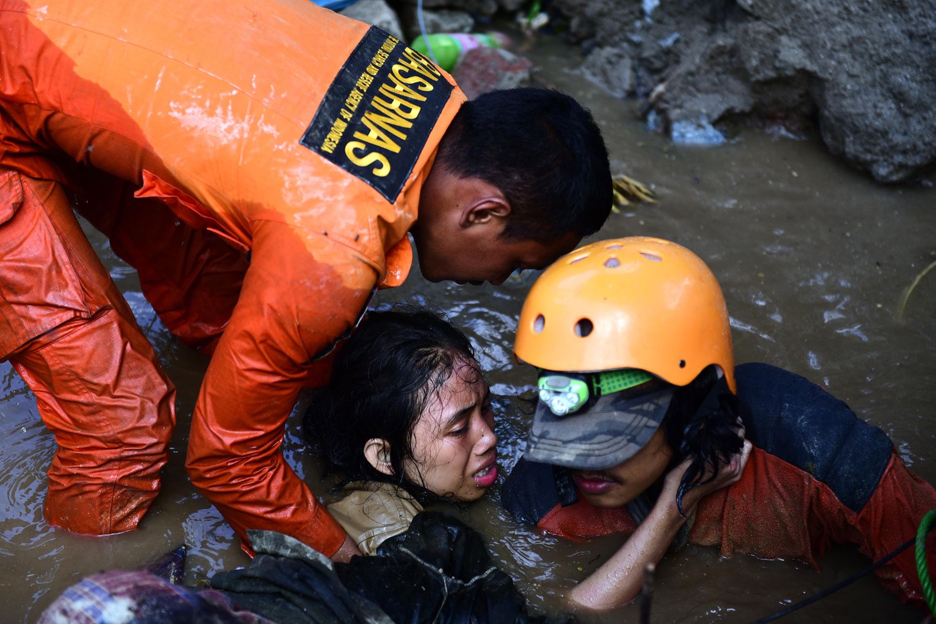 Στους 1.407 οι νεκροί στην Ινδονησία – Ψάχνουν στα συντρίμμια για επιζώντες