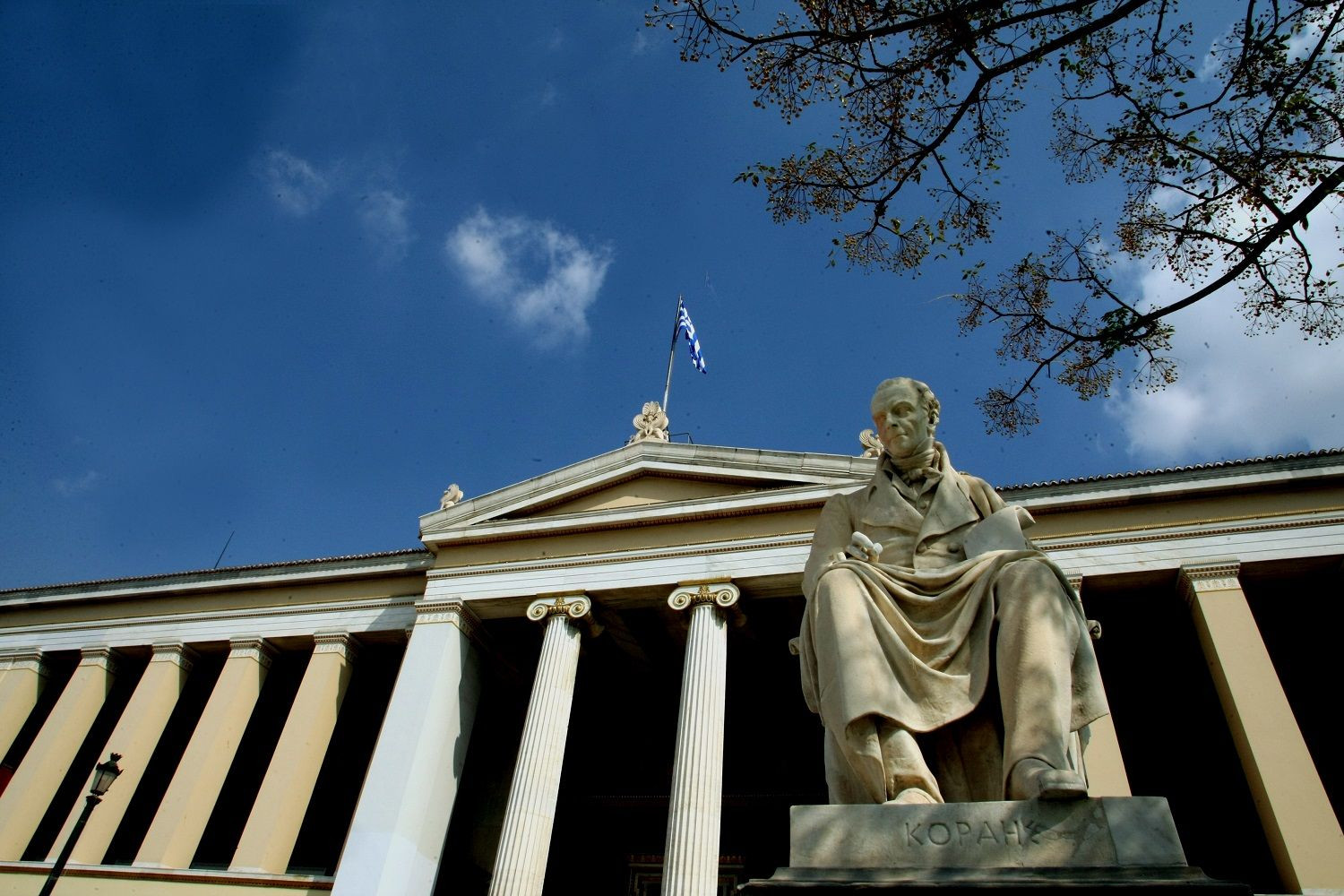 Έδιωξαν τον Ρουβίκωνα από τη Φιλοσοφική – Η ανακοίνωση του ΕΚΠΑ