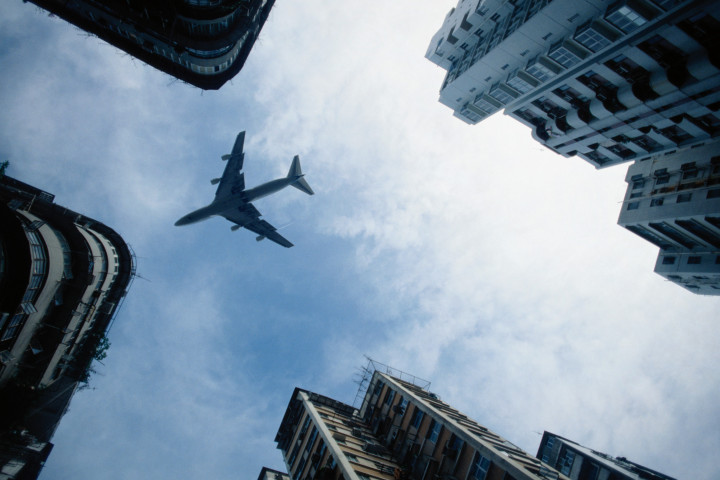“Τρελή” πορεία αεροπλάνου ανάμεσα σε ουρανοξύστες προκαλεί πανικό (pics+vid)