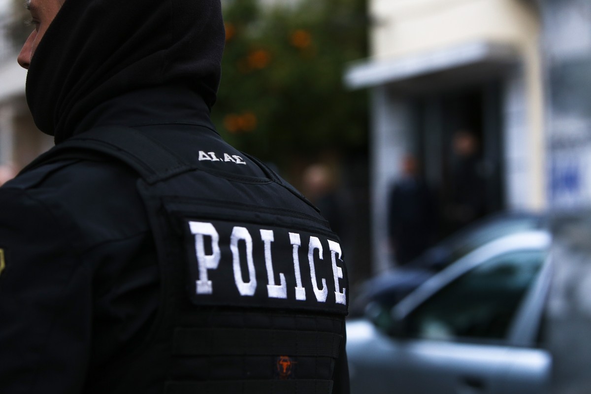 Αστυνομικός βρέθηκε δεμένος και άγρια χτυπημένος μέσα σε σπίτι στη Νίκαια