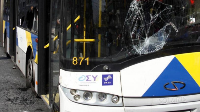 Χειροπέδες σε τρεις 15χρονους για την επίθεση σε λεωφορείο στους Αγ. Αναργύρους