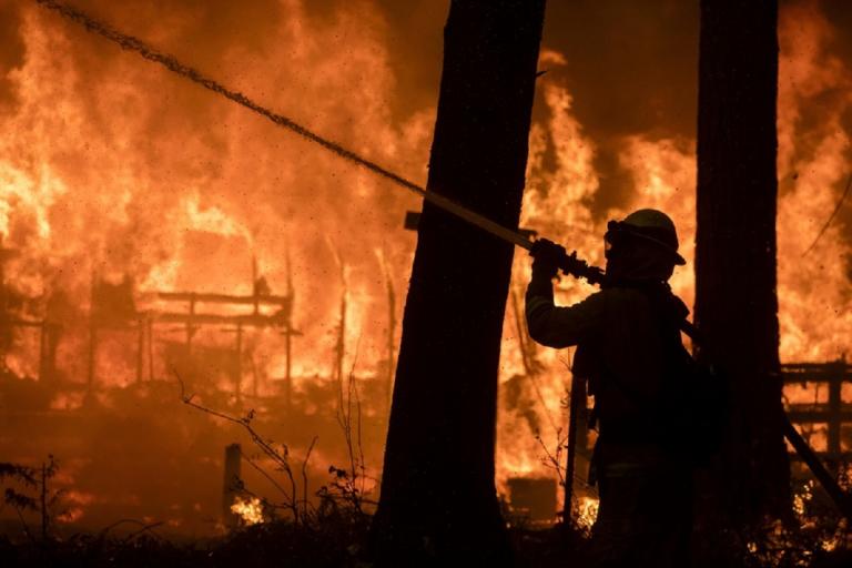 Μαίνονται οι φονικές πυρκαγιές στην Καλιφόρνια – Στους 50 οι νεκροί