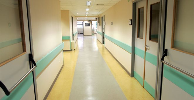 Κατέρρευσε ταβάνι στο Νοσοκομείο Νίκαιας – Μία τραυματίας (pics)