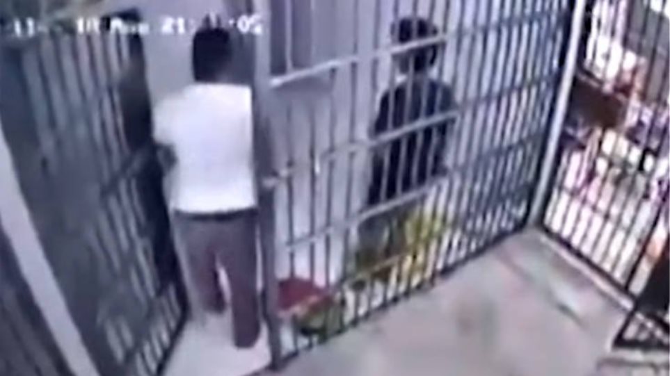 23χρονος κορόιδεψε αστυνομικό και απέδρασε από το κελί (vid)