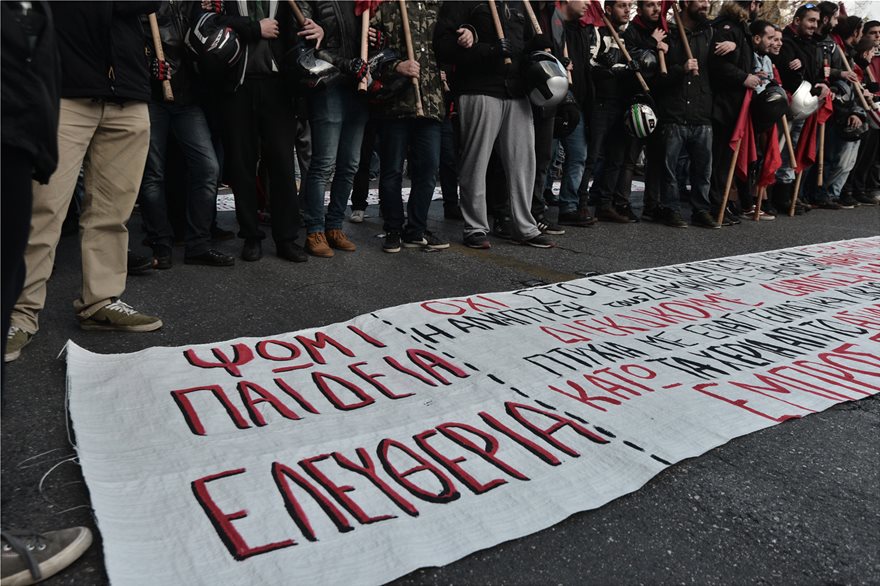 Ολοκληρώθηκαν οι εκδηλώσεις για το Πολυτεχνείο – Ξεκίνησαν επεισόδια στα Εξάρχεια