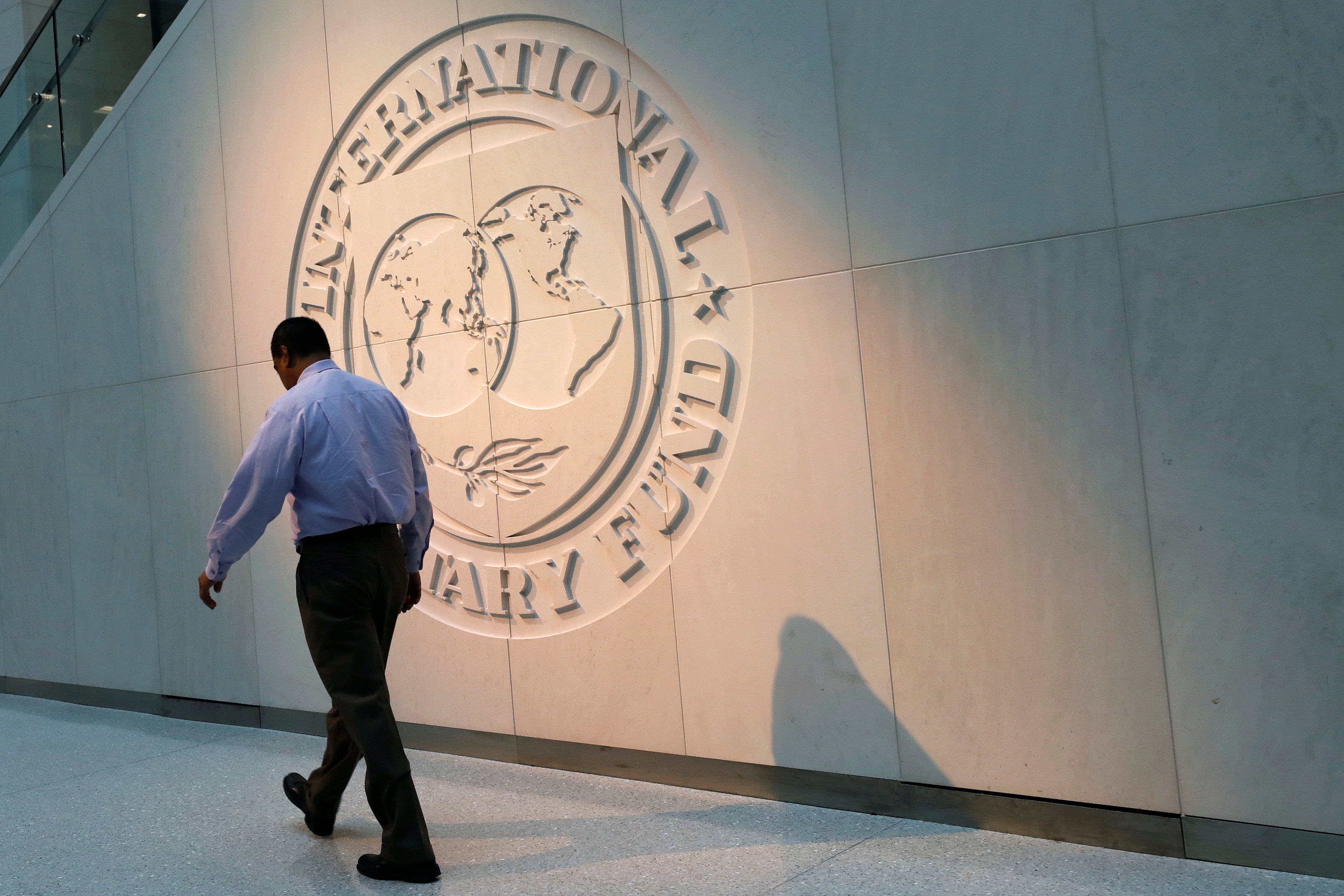 Σοκ στην Αθήνα: Το ΔΝΤ επιμένει για μείωση συντάξεων και αύξηση φόρων