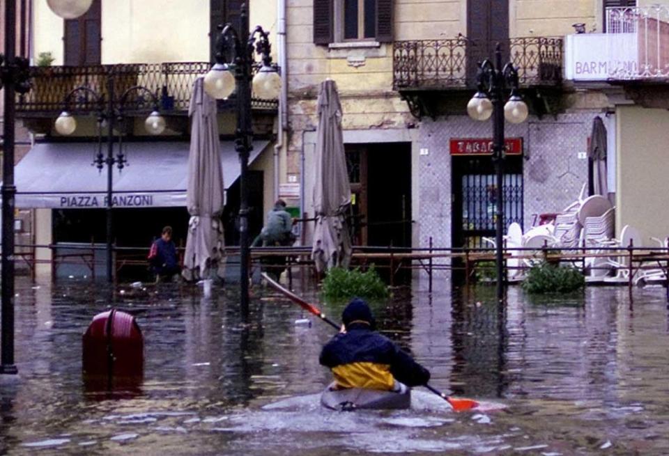 Σοκαριστικές εικόνες: Κύμα “γκρεμίζει” εστιατόριο στη Γένοβα (vid)